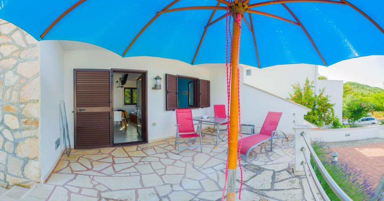 The Sea House Apartments Vis Exterior photo
